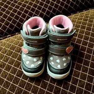 Almost new water resistant boots for 2y girls